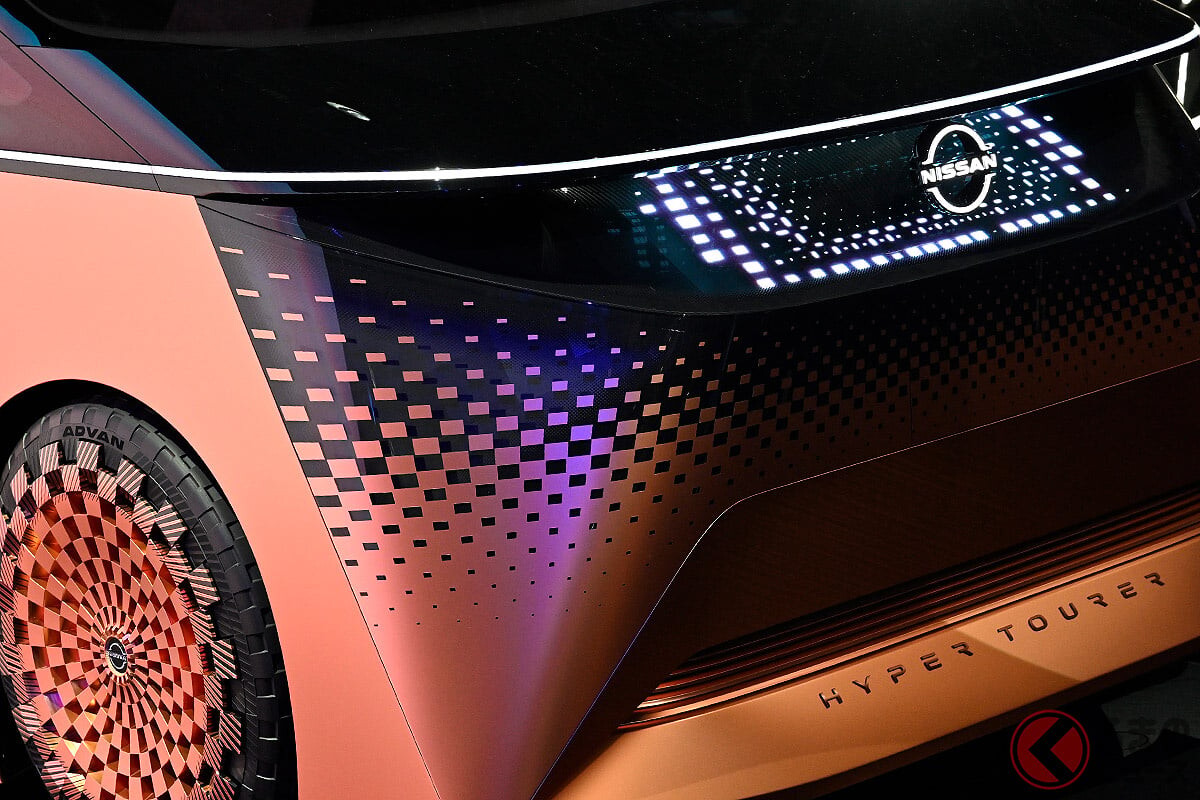 日産「スゴい高級ミニバン」に注目！ まさかの“対面シート”＆斬新「スライドドア」採用！ “ホテルのような豪華内装”もイイ！ 新型「エルグランド」の源流!?「ハイパーツアラー」とは？