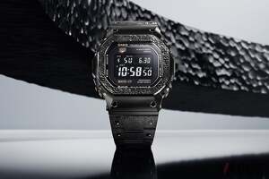 丹念な手作業で生まれる“ゆらぎ”の美──最上級のメタルG-SHOCK「MR-G」新作に施された“鎚目（つちめ）”模様が放つ力強さと心地よさの理由とは