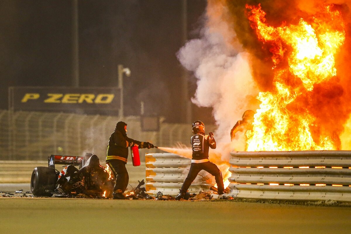 F1バーレーンGP、大クラッシュ発生で赤旗中断。火の手上がるもグロージャンの命に別条なし