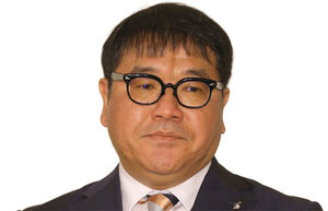 ヒドすぎる!? カンニング竹山 愛車のクラウンへの“ドッキリ”にブチギレ!? リアに「たけやまが乗ってます」どころじゃない！