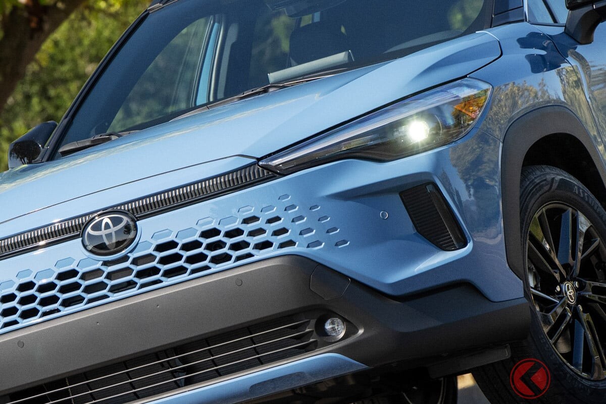 トヨタ「新カローラクロス」発表！ ボディ同色の“斬新グリル”をHEVに新採用！ ブルーの新色＆マツダの「ソウルレッド」も設定！ 最新「米国モデル」何が変わった？