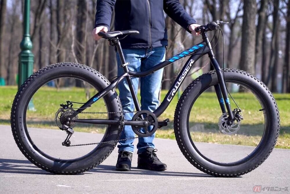 あれ？　自転車のホイールにスポークが無い!?　向こう側が丸見えの不思議なDIYカスタムに反響