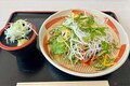 「食べたことのない味です」　圏央道「狭山PA」で出会った野菜たっぷり茶そばの衝撃　バイクで行く高速道路グルメ