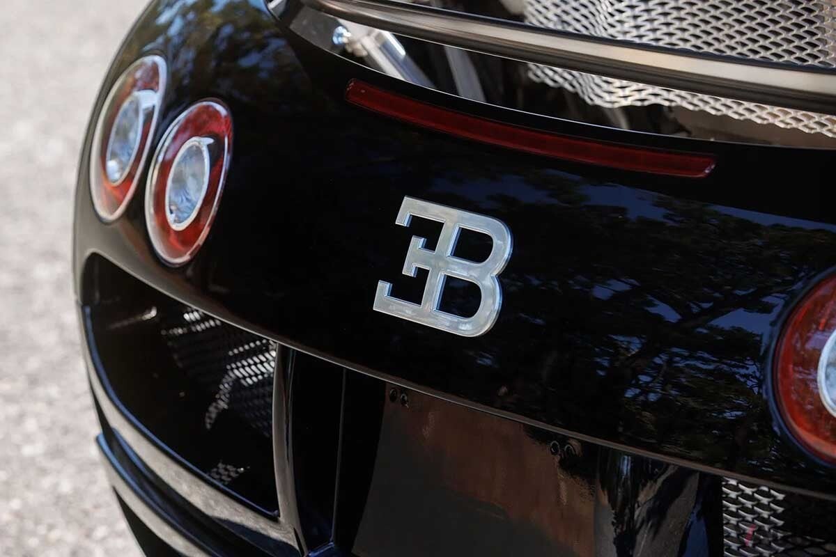 “素”のヴェイロン史上 最高落札額!? 15年前の「ブガッティ」が高値で落札 1000馬力超えで最高時速407キロのハイパーカー「EB16.4クーペ」とは