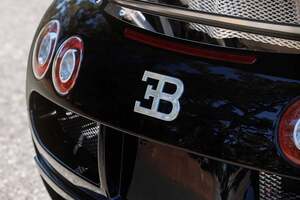 “素”のヴェイロン史上 最高落札額!? 15年前の「ブガッティ」が高値で落札 1000馬力超えで最高時速407キロのハイパーカー「EB16.4クーペ」とは