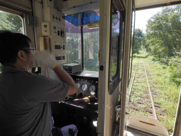 「こ、この手で“列車”を運転している…」この高揚感！ 日本一寒い町にある「日本最長の保存鉄道」を体験