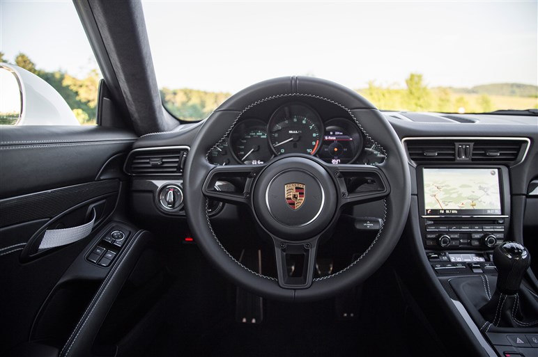 「911 R」に超速試乗。すべてを削ぎ落とした公道レーサーの実力は？