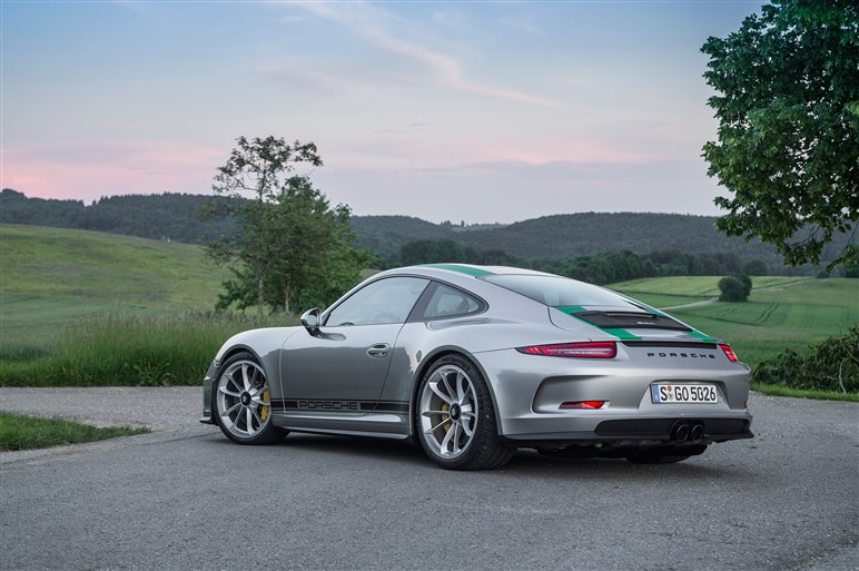 「911 R」に超速試乗。すべてを削ぎ落とした公道レーサーの実力は？