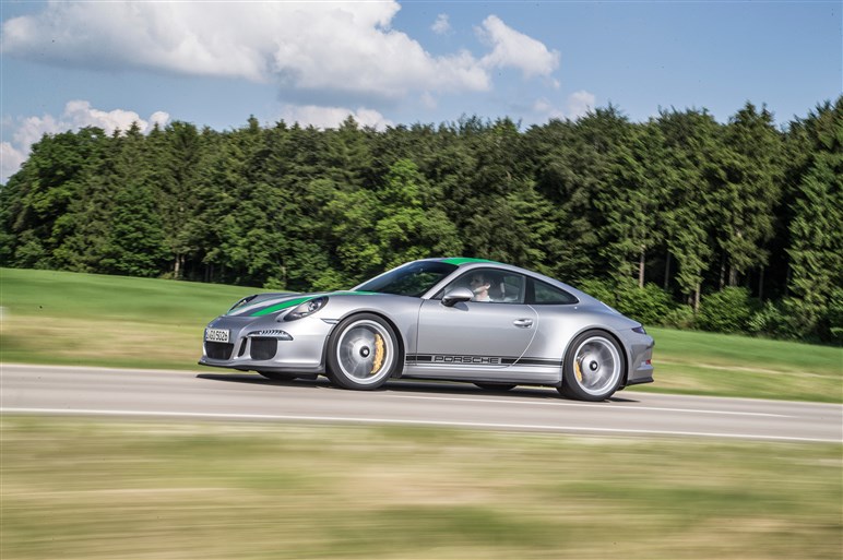 「911 R」に超速試乗。すべてを削ぎ落とした公道レーサーの実力は？