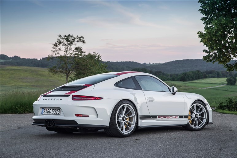 「911 R」に超速試乗。すべてを削ぎ落とした公道レーサーの実力は？