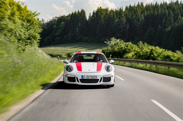 「911 R」に超速試乗。すべてを削ぎ落とした公道レーサーの実力は？