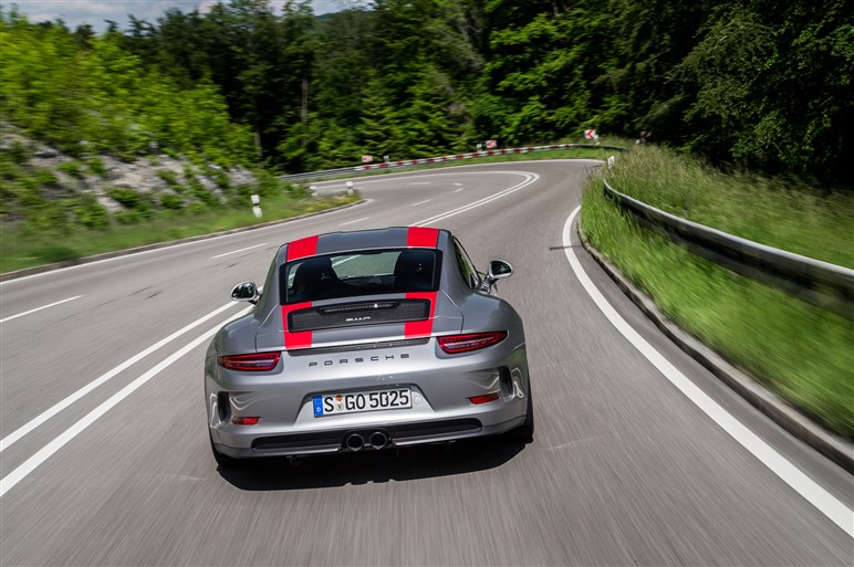 「911 R」に超速試乗。すべてを削ぎ落とした公道レーサーの実力は？