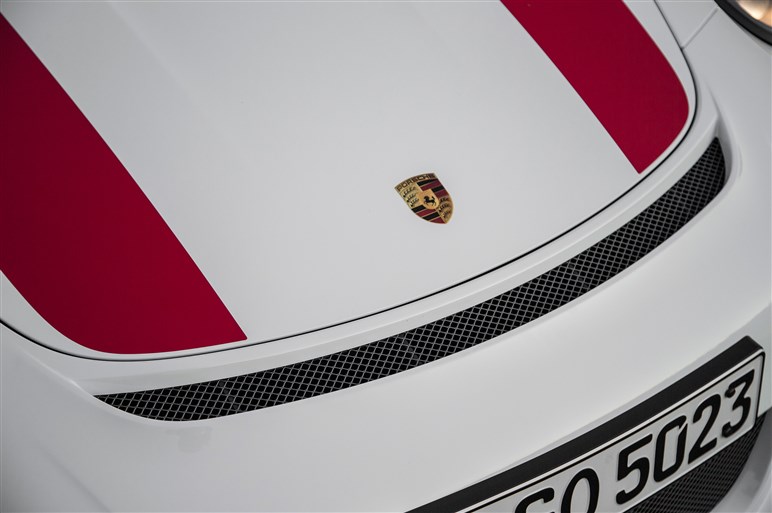 「911 R」に超速試乗。すべてを削ぎ落とした公道レーサーの実力は？