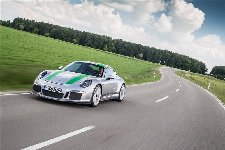 「911 R」に超速試乗。すべてを削ぎ落とした公道レーサーの実力は？