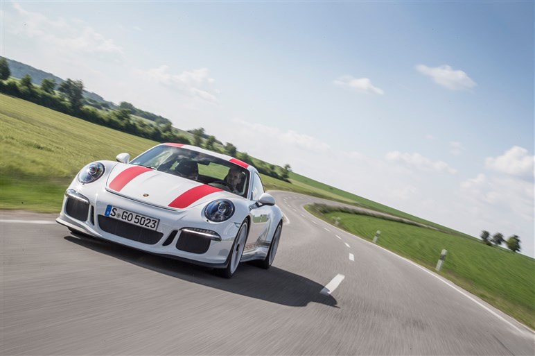 「911 R」に超速試乗。すべてを削ぎ落とした公道レーサーの実力は？