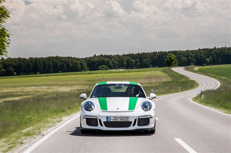 「911 R」に超速試乗。すべてを削ぎ落とした公道レーサーの実力は？