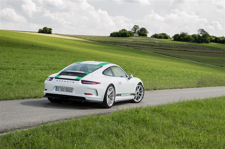 「911 R」に超速試乗。すべてを削ぎ落とした公道レーサーの実力は？