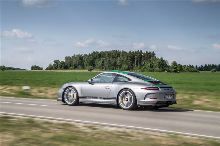 「911 R」に超速試乗。すべてを削ぎ落とした公道レーサーの実力は？