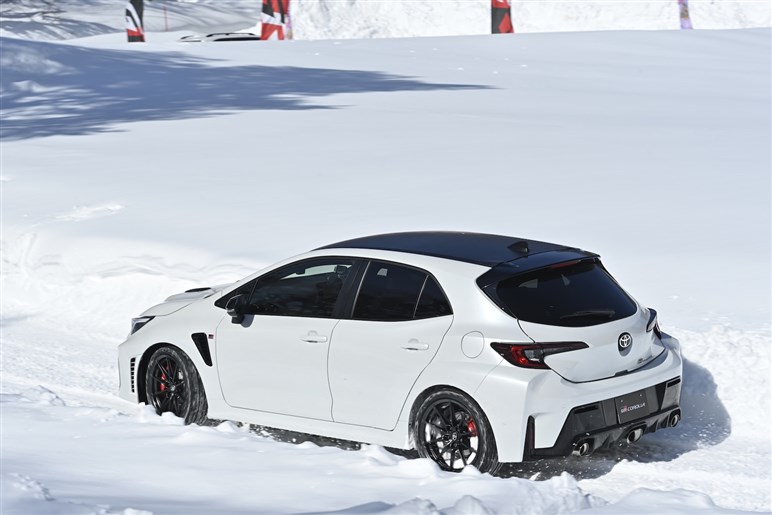 正直コレはスゴイ。楽しすぎる…雪上で確かに実感した新型「GRカローラ」のマニアックすぎる進化の中身