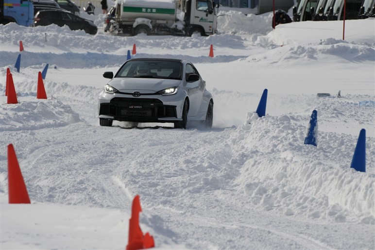 正直コレはスゴイ。楽しすぎる…雪上で確かに実感した新型「GRカローラ」のマニアックすぎる進化の中身