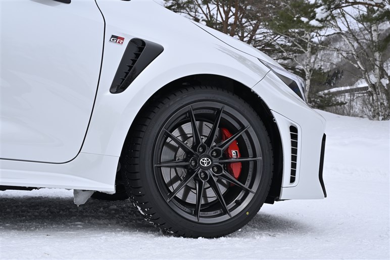 正直コレはスゴイ。楽しすぎる…雪上で確かに実感した新型「GRカローラ」のマニアックすぎる進化の中身