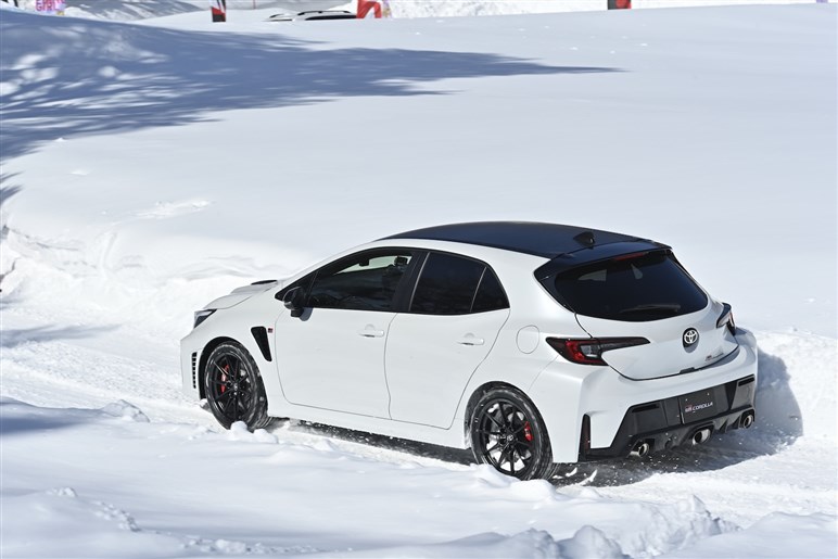 正直コレはスゴイ。楽しすぎる…雪上で確かに実感した新型「GRカローラ」のマニアックすぎる進化の中身