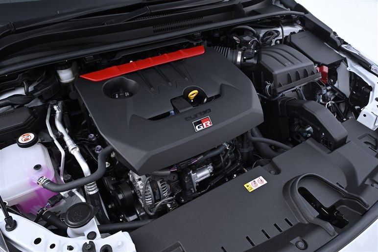正直コレはスゴイ。楽しすぎる…雪上で確かに実感した新型「GRカローラ」のマニアックすぎる進化の中身