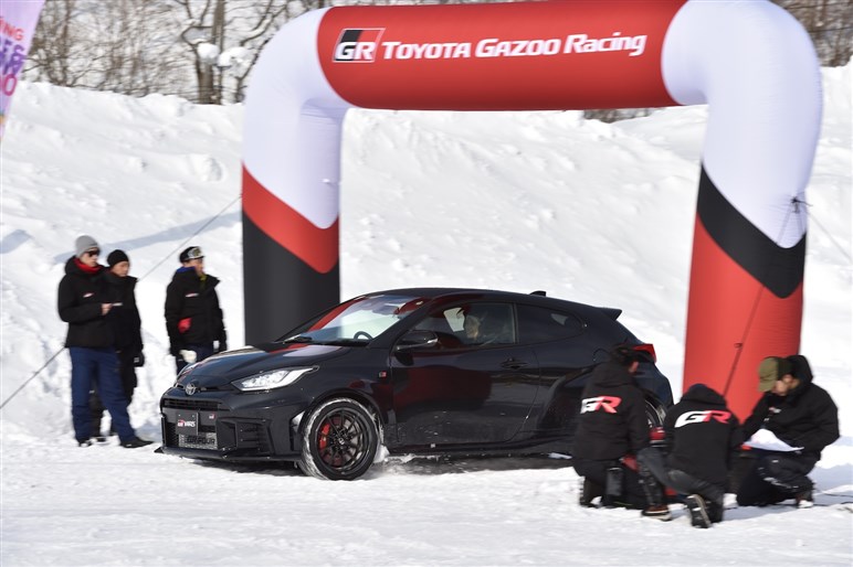 正直コレはスゴイ。楽しすぎる…雪上で確かに実感した新型「GRカローラ」のマニアックすぎる進化の中身
