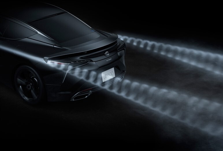 エアレースパイロット室屋義秀選手が語る…空の知見を生かしたレクサス流の“もっといいクルマづくり”