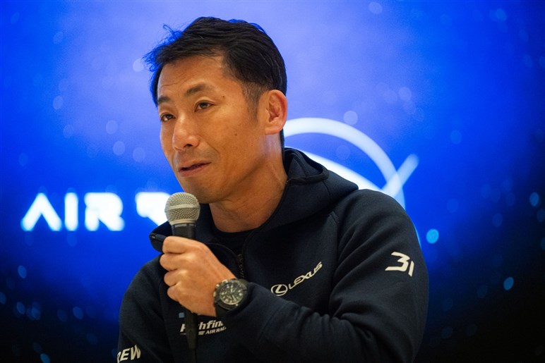 エアレースパイロット室屋義秀選手が語る…空の知見を生かしたレクサス流の“もっといいクルマづくり”