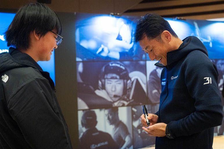 エアレースパイロット室屋義秀選手が語る…空の知見を生かしたレクサス流の“もっといいクルマづくり”