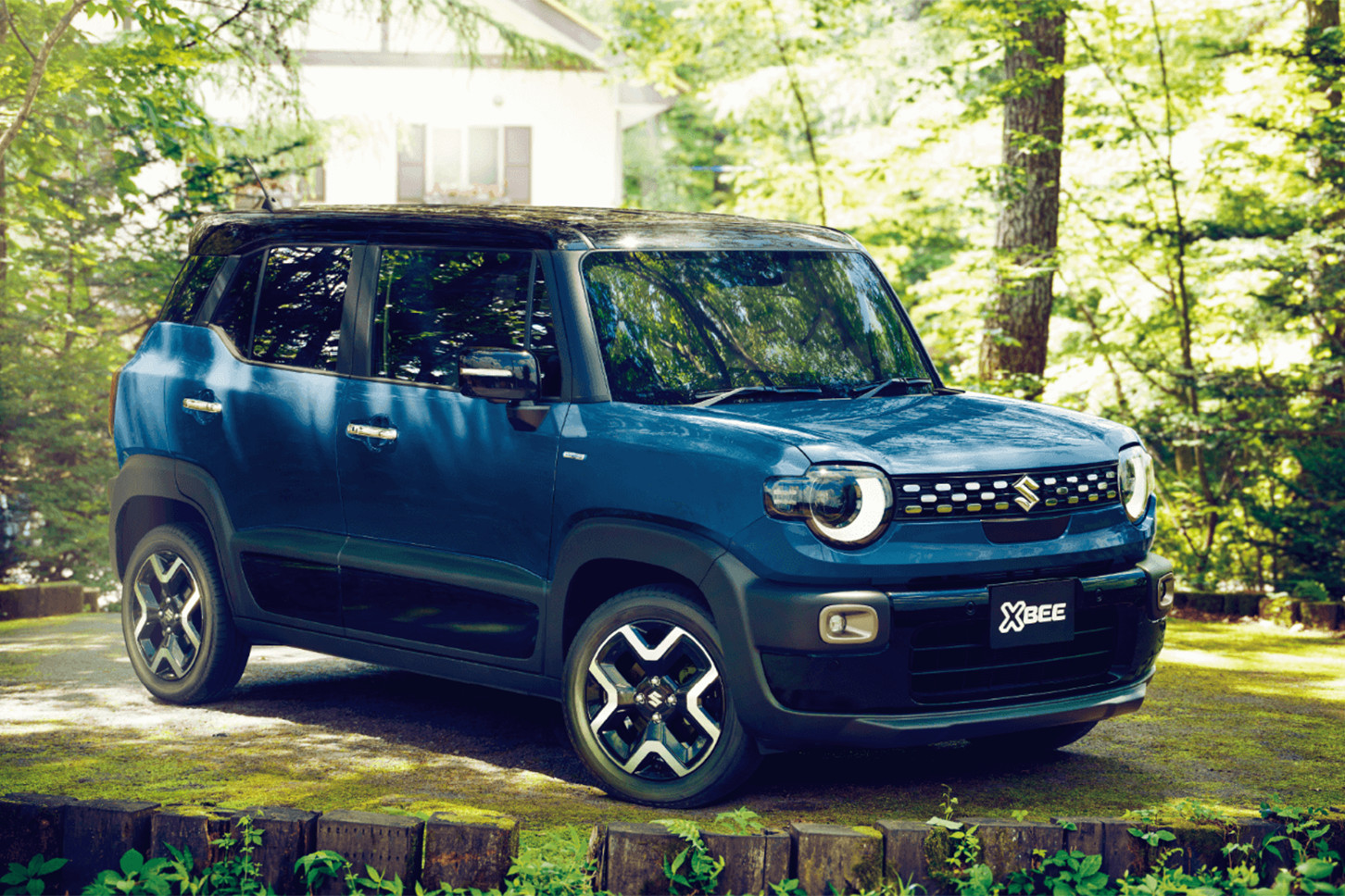 スズキ新型「クロスビー」が登場！ 8年ぶりのビッグマイナーチェンジで大進化。角ばったデザイン&ヘッドライトに“黒目”採用で、さらに愛されキャラになった？【新車ニュース】