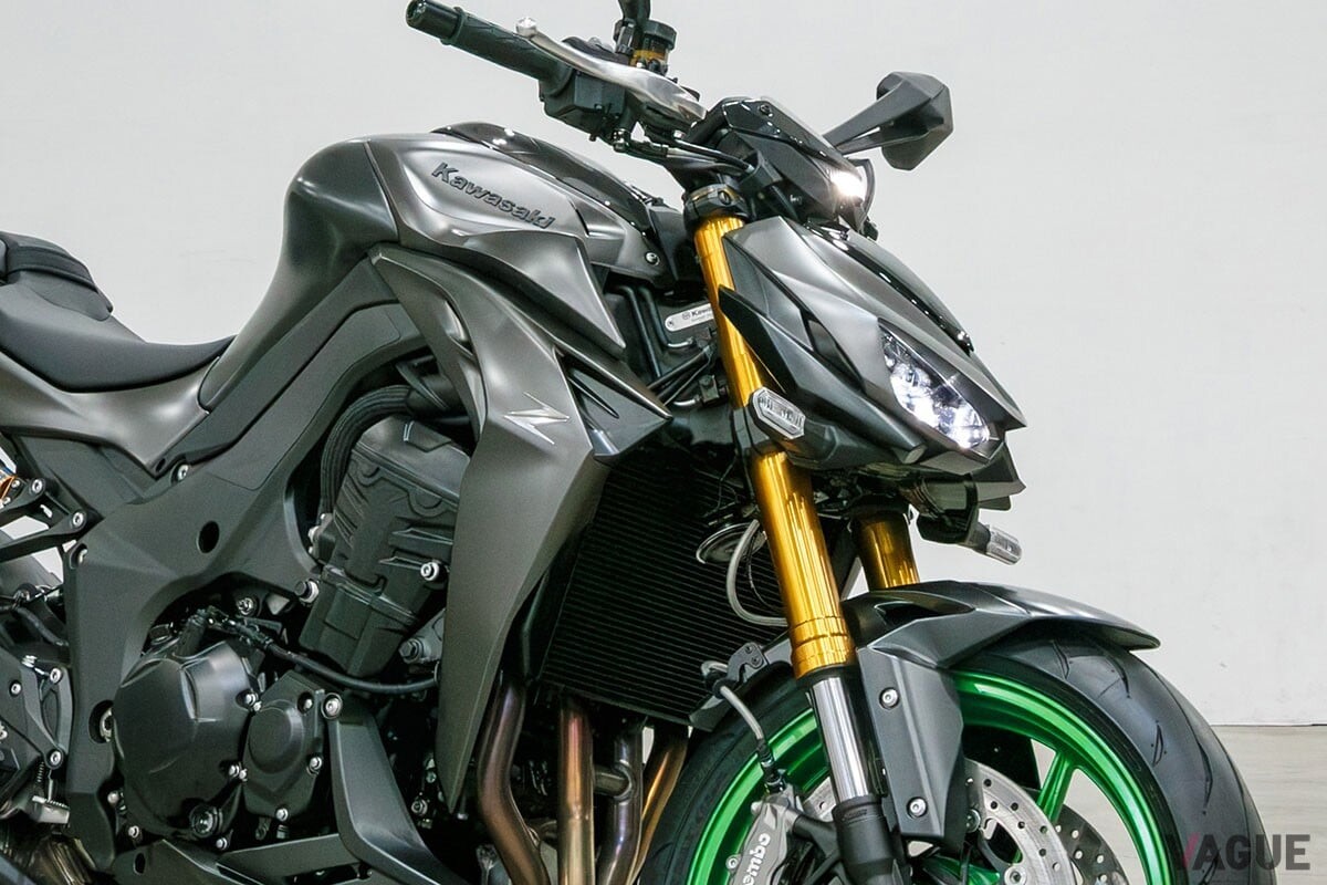 カワサキの新“ハイパフォーマンスネイキッド”「Z1100」のディテールとは？“凄み”を増したルックスが精悍すぎる！ 高度な電子制御で走りにも期待大