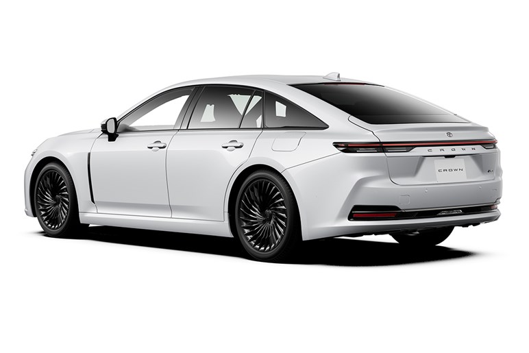 新型「カローラ」は“ハンマーヘッド顔”が有力。ボディ拡大＆新技術満載も231万円～と良品廉価は死守へ