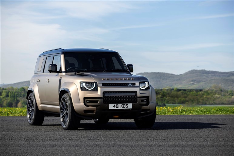 「ディフェンダー90」が新車で買える!? ランドローバー公式レストモッドが息を呑む美しさ…ただし値段も異常