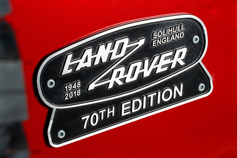 「ディフェンダー90」が新車で買える!? ランドローバー公式レストモッドが息を呑む美しさ…ただし値段も異常