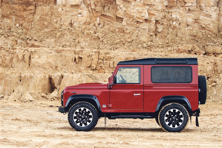 「ディフェンダー90」が新車で買える!? ランドローバー公式レストモッドが息を呑む美しさ…ただし値段も異常