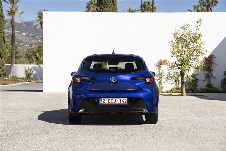 新型「カローラ」は“ハンマーヘッド顔”が有力。ボディ拡大＆新技術満載も231万円～と良品廉価は死守へ