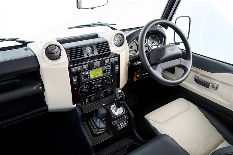「ディフェンダー90」が新車で買える!? ランドローバー公式レストモッドが息を呑む美しさ…ただし値段も異常