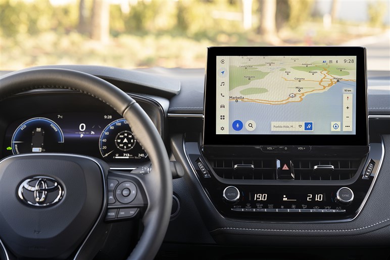 新型「カローラ」は“ハンマーヘッド顔”が有力。ボディ拡大＆新技術満載も231万円～と良品廉価は死守へ