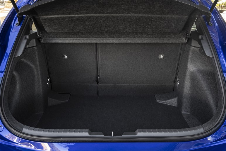 新型「カローラ」は“ハンマーヘッド顔”が有力。ボディ拡大＆新技術満載も231万円～と良品廉価は死守へ