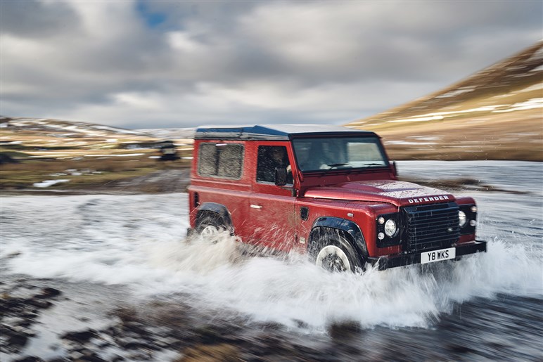「ディフェンダー90」が新車で買える!? ランドローバー公式レストモッドが息を呑む美しさ…ただし値段も異常