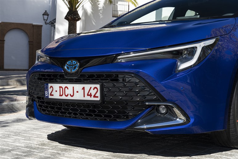 新型「カローラ」は“ハンマーヘッド顔”が有力。ボディ拡大＆新技術満載も231万円～と良品廉価は死守へ