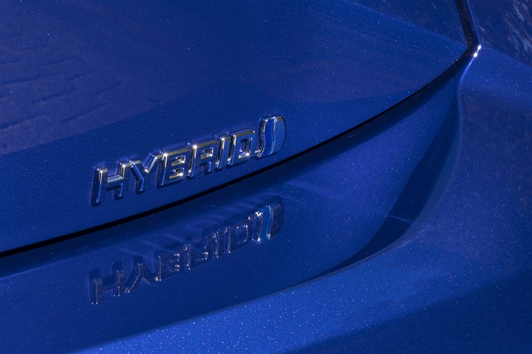 新型「カローラ」は“ハンマーヘッド顔”が有力。ボディ拡大＆新技術満載も231万円～と良品廉価は死守へ