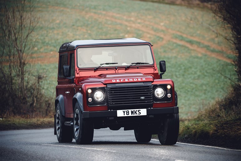 「ディフェンダー90」が新車で買える!? ランドローバー公式レストモッドが息を呑む美しさ…ただし値段も異常