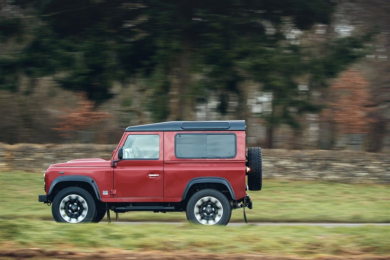 「ディフェンダー90」が新車で買える!? ランドローバー公式レストモッドが息を呑む美しさ…ただし値段も異常