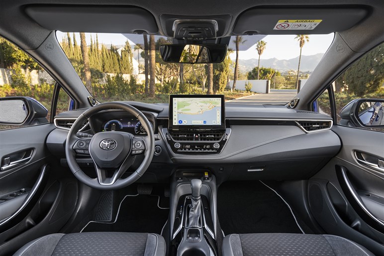 新型「カローラ」は“ハンマーヘッド顔”が有力。ボディ拡大＆新技術満載も231万円～と良品廉価は死守へ
