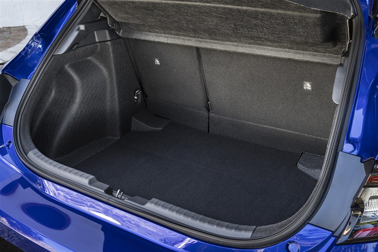 新型「カローラ」は“ハンマーヘッド顔”が有力。ボディ拡大＆新技術満載も231万円～と良品廉価は死守へ