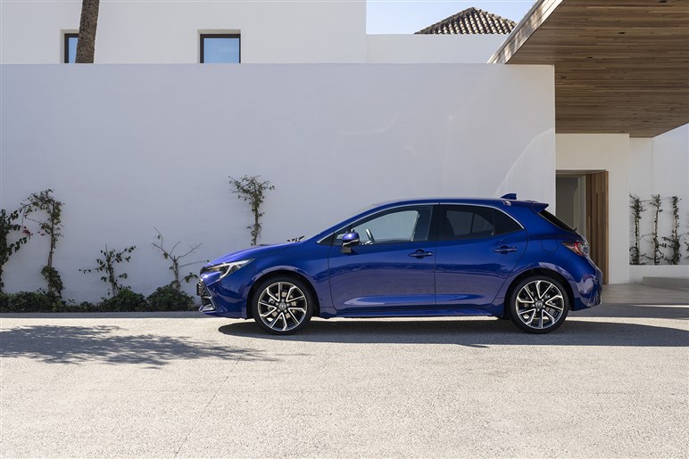 新型「カローラ」は“ハンマーヘッド顔”が有力。ボディ拡大＆新技術満載も231万円～と良品廉価は死守へ