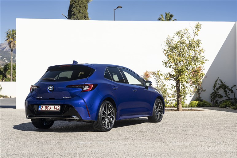 新型「カローラ」は“ハンマーヘッド顔”が有力。ボディ拡大＆新技術満載も231万円～と良品廉価は死守へ